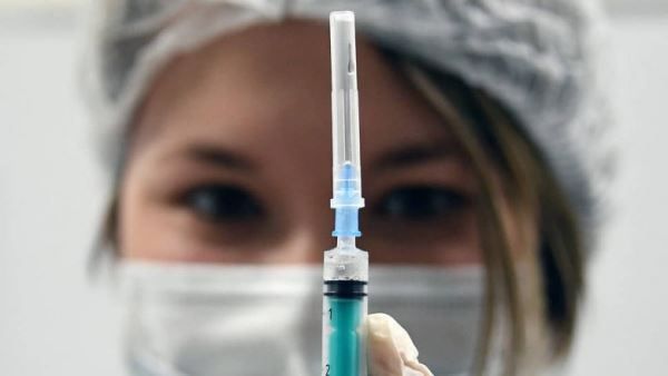 Минздрав изменит правила вакцинации от коронавируса для медиков и учителей